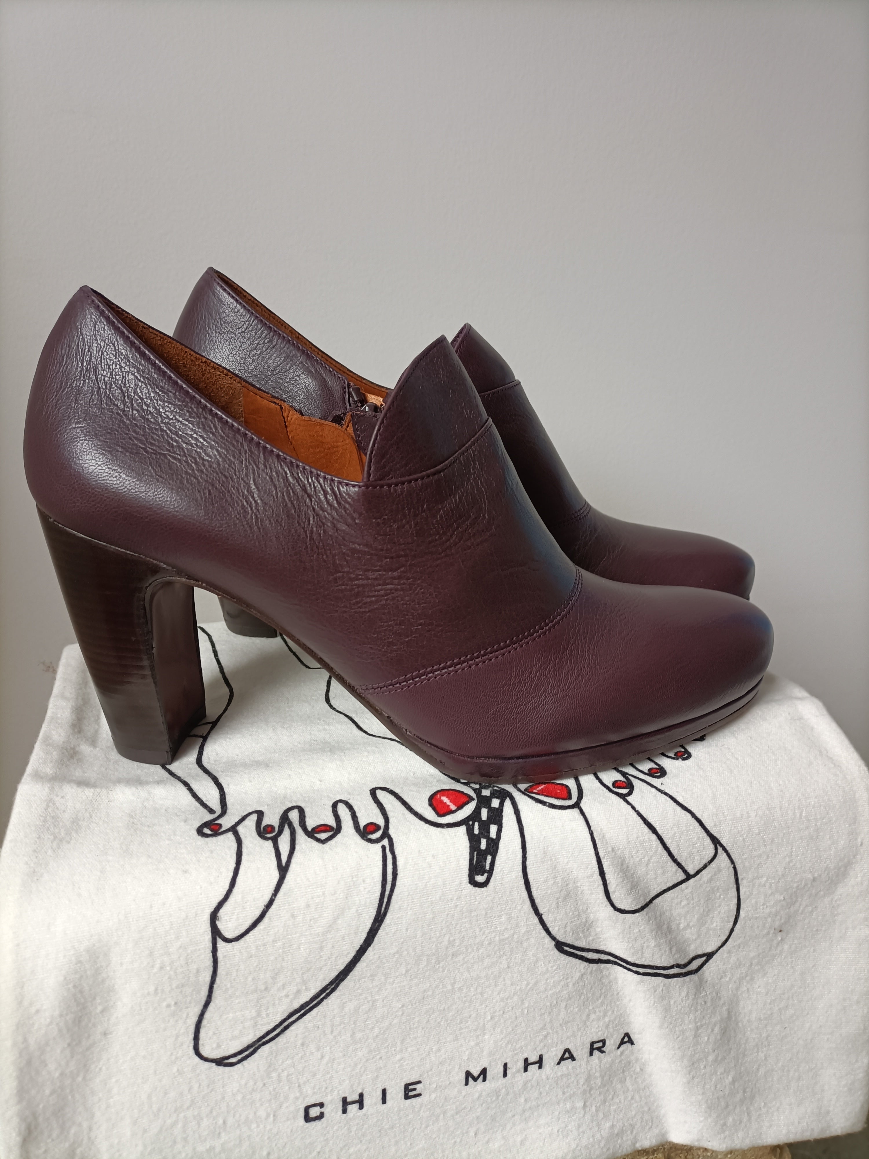 Chie Mihara Aubergine Leather Bootie Size 40 SECONDO